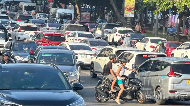 Khách du lịch đổ về biển Vũng Tàu chiều ngày mùng 4 Tết. Ảnh: H.T