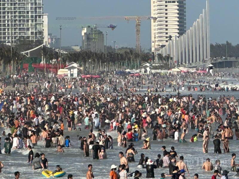 Rất đông du khách tắm biển Vũng Tàu. Ảnh: H.T