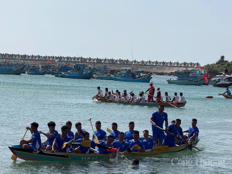 Các đội tham dự giải đua thuyền truyền thống tại Đặc khu Phú Quý. Ảnh: Cường Phú