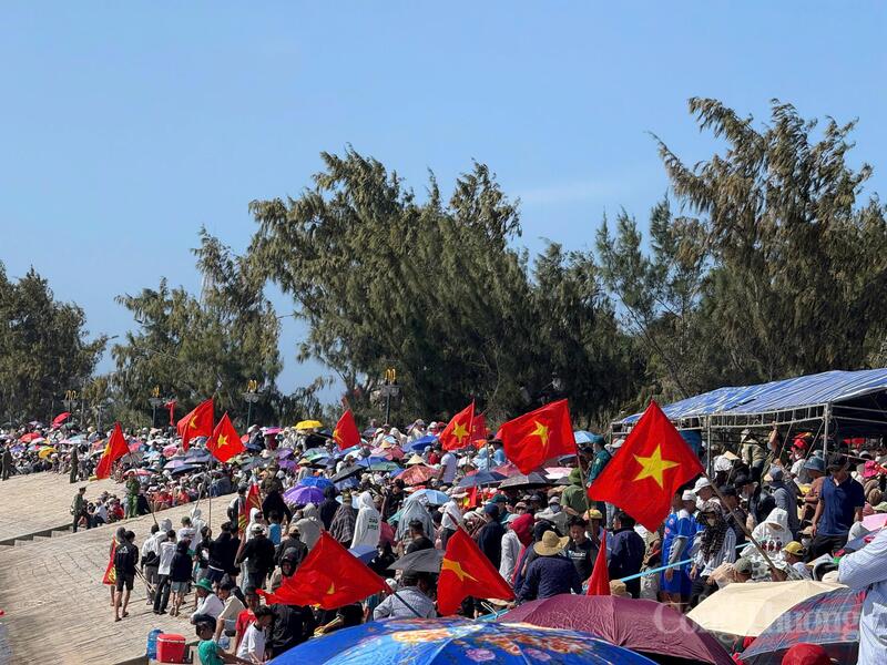 Đông đảo người dân, du khách tham gia cổ vũ các đội thi. Ảnh: Cường Phú