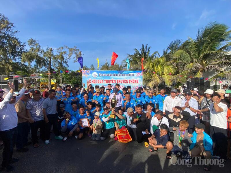 Giải nhất thuộc về đội đua thôn Phú An. Ảnh: Cường Phú