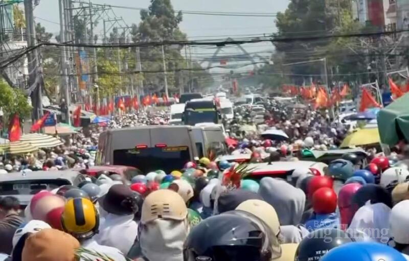 Hàng nghìn người dân và du khách đến chiêm bái tại Miếu Bà Chúa Xứ Núi Sam