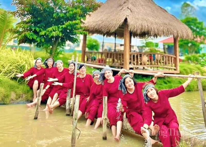 Du khách hào hứng tham gia trò chơi dân gian tại Khu Du lịch Sinh thái Cội Nguồn.