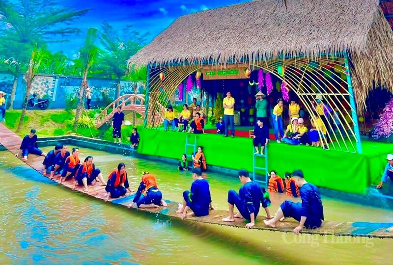 Du khách có thể tham gia trò chơi dân gian và thưởng thức đờn ca tài tử.