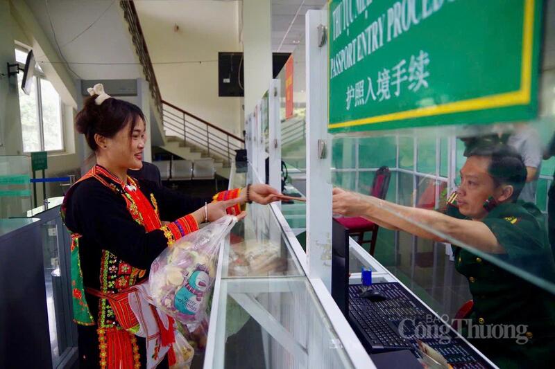 Cửa khẩu quốc tế Ma Lù Thàng bước vào Xuân mới với nhịp sống sôi động.