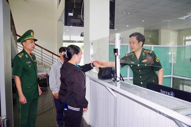 Quá trình thông quan tại cửa khẩu quốc tế Ma Lù Thàng diễn ra nhanh chóng nhờ các chính sách thông thoáng và mức độ tự động hóa cao trong xử lý thủ tục.