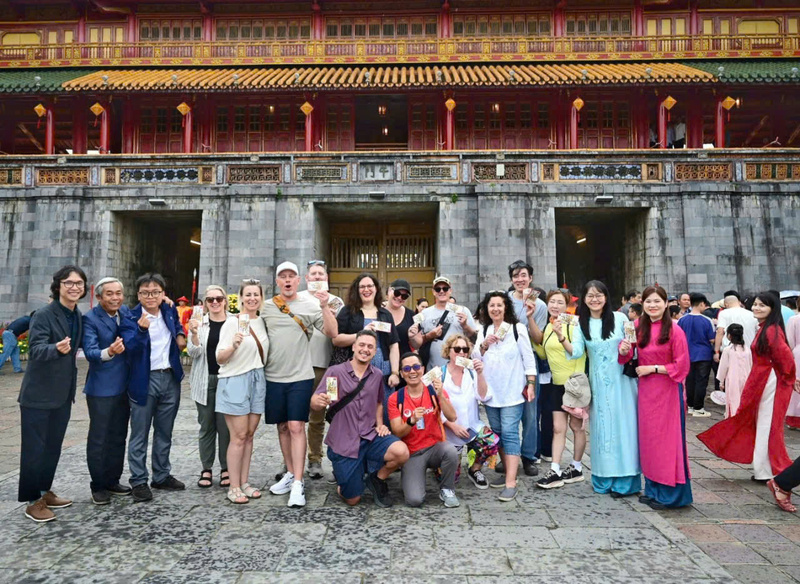 Du khách hào hứng với những bao lì xì ngày đầu năm tại Đại nội Huế. Ảnh: Nguyễn Tuấn