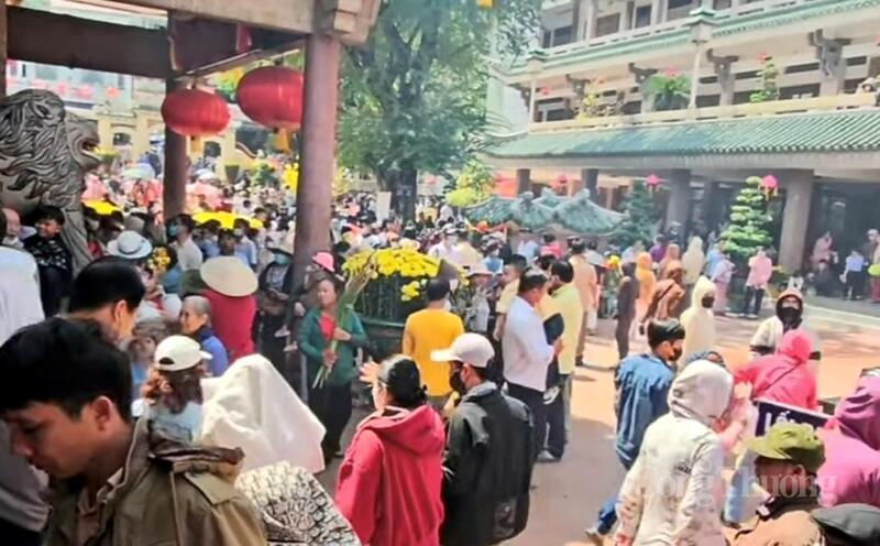 Thời khắc chuyển giao giữa năm cũ và năm mới khi dòng người đổ về tăng đột biến