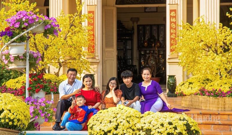 Du khách tham quan tại Di tích Nhà Bạch Công Tử.