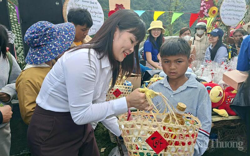 Trao yêu thương cho các gia đình còn khó khăn ở khu vực biên giới.
