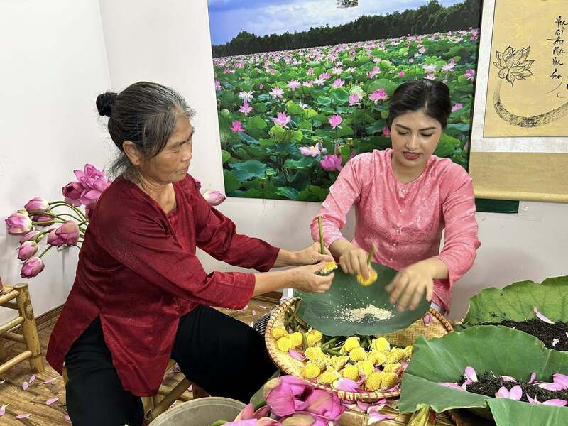 Nghệ nhân ướp trà sen Tây Hồ Nguyễn Thị Trinh Nương (áo hồng).