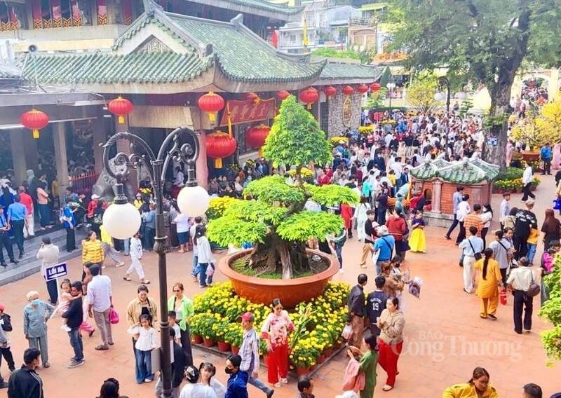 Miếu Bà Chúa Xứ Núi Sam đông nghịt khách đầu Xuân 2026 - 4