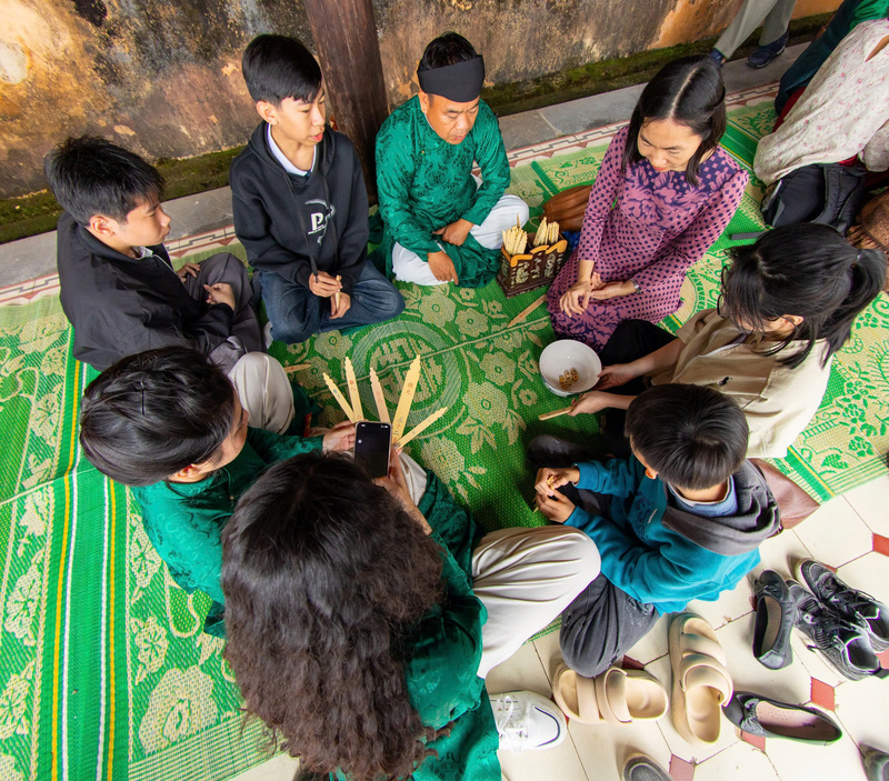 Tái hiện trò chơi đổ xăm hường trong Tết Cung đình xưa. Ảnh: Nguyễn Tuấn