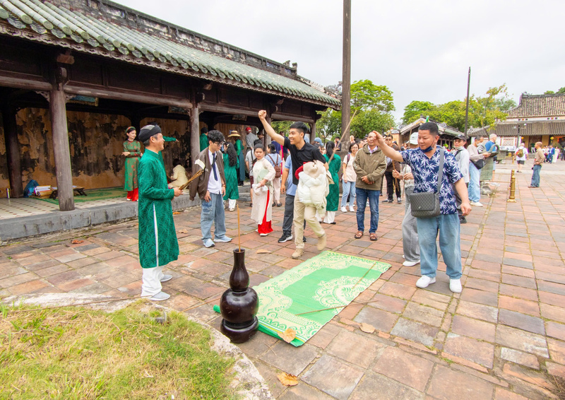 Khách du lịch thích thú tham gia trò chơi đầu hồ. Ảnh: Nguyễn Tuấn