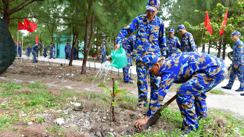 Cán bộ, chiến sĩ đảo Sinh Tồn hưởng ứng Tết trồng cây.