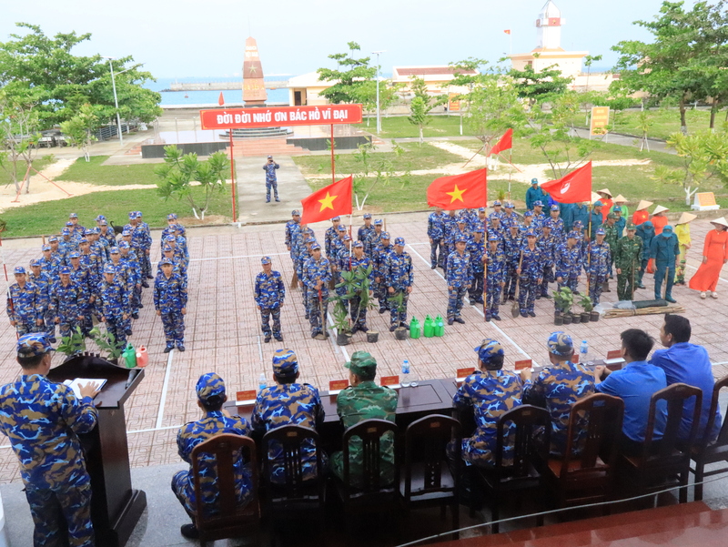 Cán bộ, chiến sĩ, Nhân dân đảo Đá Tây A, đặc khu Trường Sa phát động Tết trồng cây.