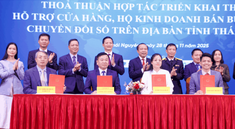 Ký kết Kế hoạch phối hợp triển khai thí điểm hỗ trợ hộ kinh doanh chuyển đổi số trên địa bàn tỉnh Thái Nguyên. (Ảnh: misa.vn)