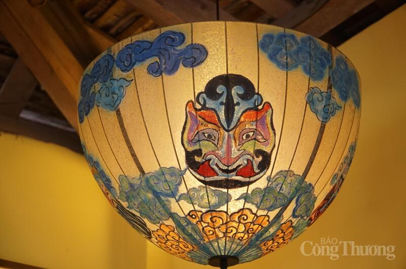 Đèn lồng giấy dừa họa tiết mặt nạ Tuồng.