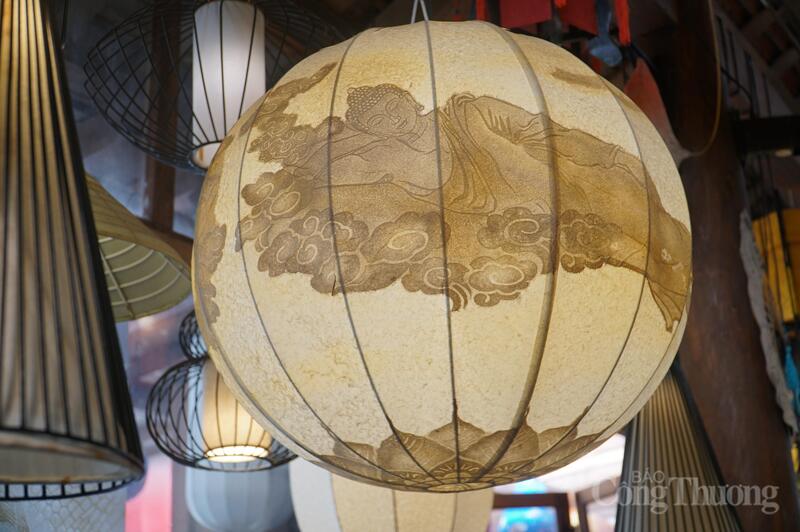Qua bàn tay của các nghệ nhân Hội An, mỗi chiếc đèn lồng giấy dừa đang tự kể một câu chuyện văn hóa.