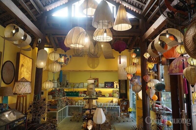 Giữa dòng chảy hiện đại, ánh sáng từ những chiếc đèn lồng giấy dừa không chỉ thắp sáng không gian, mà còn góp phần gìn giữ và lan tỏa giá trị văn hóa Việt.