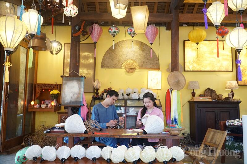 Nghệ nhân Võ Đình Hoàng và các cộng sự nâng tầm giá trị sản phẩm đèn lồng Hội An qua việc chuyển đổi chất liệu dán lồng đèn từ vải sang giấy dừa.