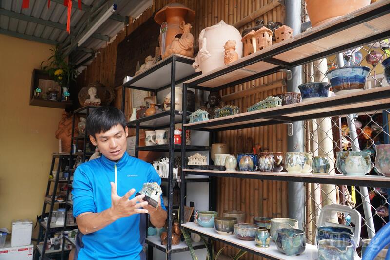 Nghệ nhân gốm Lê Văn Nhật bên các sản phẩm gốm Thanh Hà "độc bản" từ thủ công tạo nên
