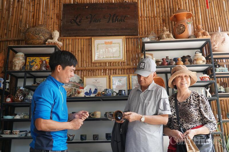 Những sản phẩm gốm truyền thống nhưng được "khoác áo mới" đáp ứng được thị hiếu của khách du lịch trong và ngoài nước