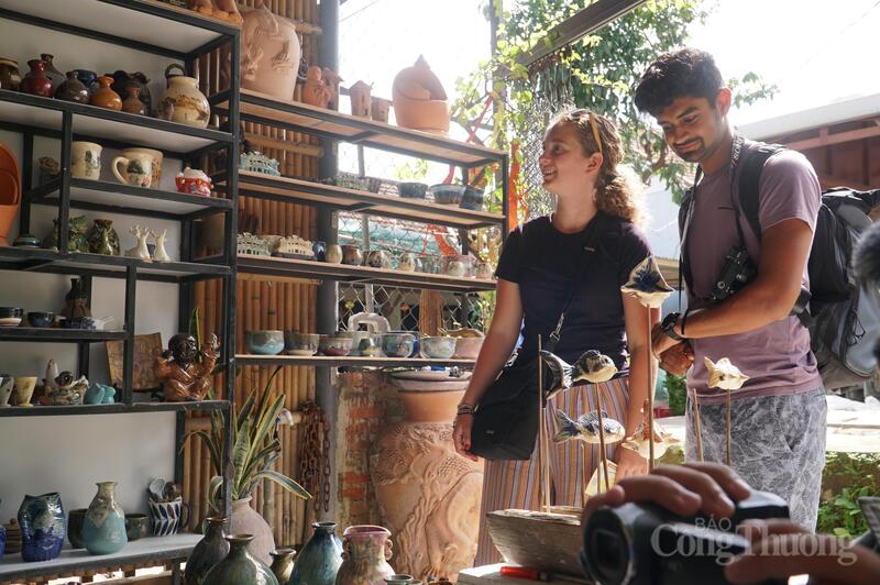 Du khách quốc tế tham quan, tìm hiểu nghề làm gốm Thanh Hà tại cơ sở gốm của nghệ nhân Lê Văn Nhật