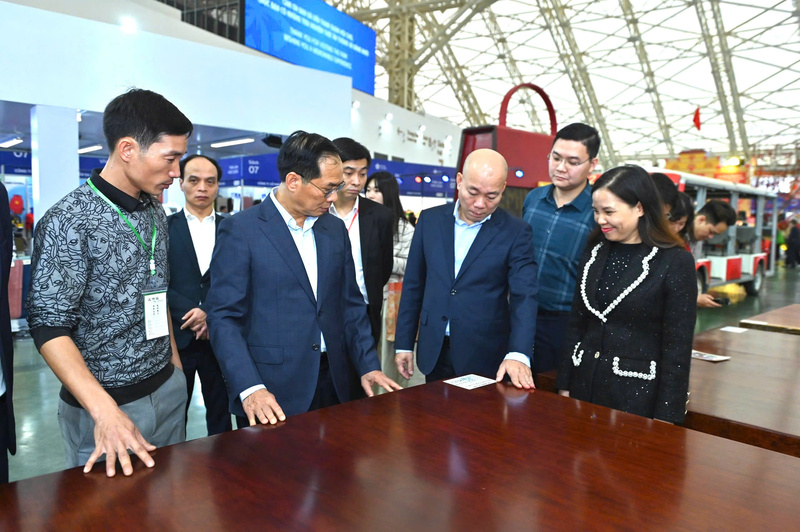 Phó Thủ tướng Chính phủ Bùi Thanh Sơn và lãnh đạo Cục Xúc tiến thương mại (Bộ Công Thương) thăm gian hàng ngành gỗ tại Hội chợ Mùa Xuân lần thứ nhất năm 2026. Ảnh: Nam Nguyễn