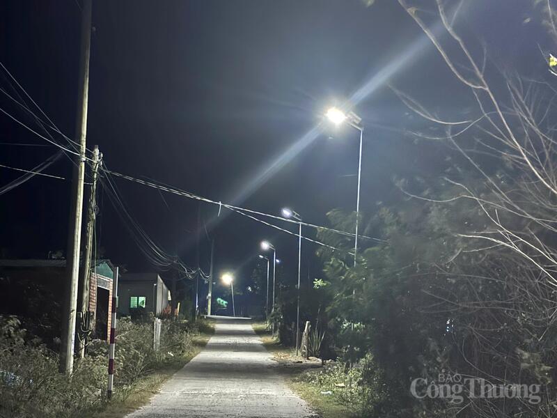 Công trình "Thắp sáng đường quê" không chỉ mang ánh sáng đến cho người dân, mà còn giảm thiểu nguy cơ gây tai nạn vùng nông thôn. Ảnh: Lê Sơn