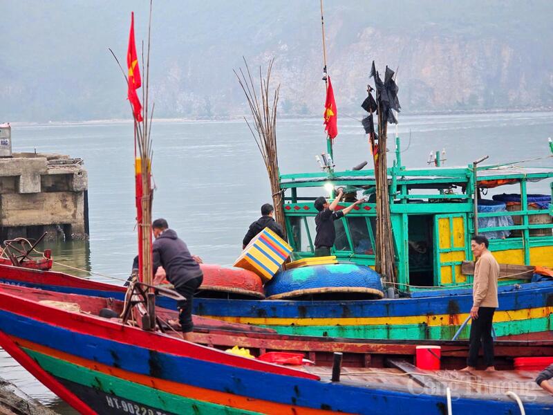 Ông Nguyễn Văn Hoàng (58 tuổi, xã Lộc Hà) chia sẻ, năm nay trời thương, chuyến biển mở hàng đầu năm đạt sản lượng rất khá. "Vừa cập cảng đã có thương lái đợi sẵn, giá cả lại cao hơn hẳn, anh em bạn thuyền ai nấy đều phấn khởi. Có được khởi đầu thuận lợi, chúng tôi mong rằng cả năm nay biển sẽ cho nhiều lộc", vị chủ thuyền chia sẻ.