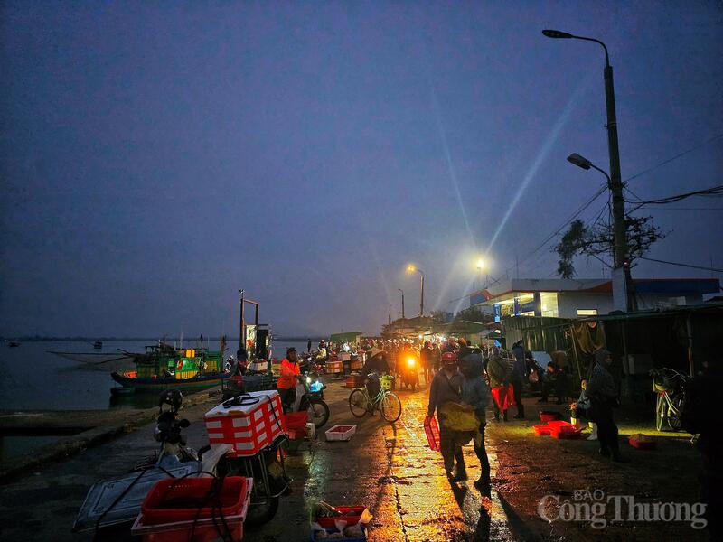 Từ tờ mờ sáng, khi màn sương còn bao phủ mặt biển, những chuyến tàu đánh bắt xa bờ đã nối đuôi nhau cập bến Cửa Sót (xã Lộc Hà, Hà Tĩnh).