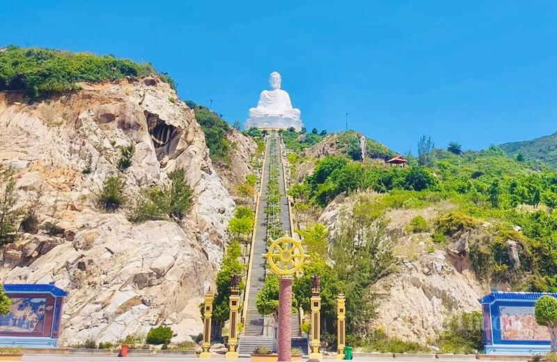 Chùa tọa lạc trên núi cao khoảng 600m so với mực nước biển.