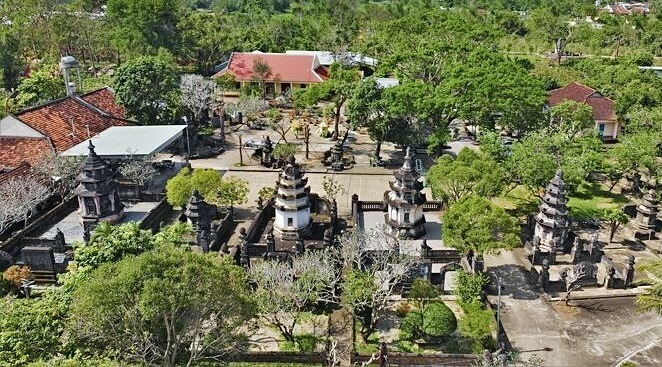 Chùa Thập Tháp Di Đà mang dấu ấn Phật giáo cổ. Ảnh: Nguyễn Gia