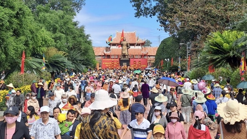 Đền thờ Tây Sơn Tam Kiệt thu hút đông đảo người dân lui tới mỗi dịp đầu năm. Ảnh: Hoài Luân