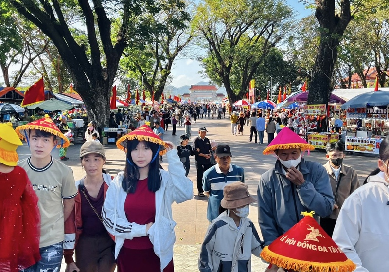 Nhiều gia đình chọn nơi đây là điểm du xuân đầu năm với mong muốn cầu bình an, may mắn. Ảnh: Tây Sơn