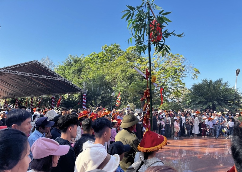 Khuôn viên bảo tàng chật kín người tham quan. Ảnh: Tây Sơn