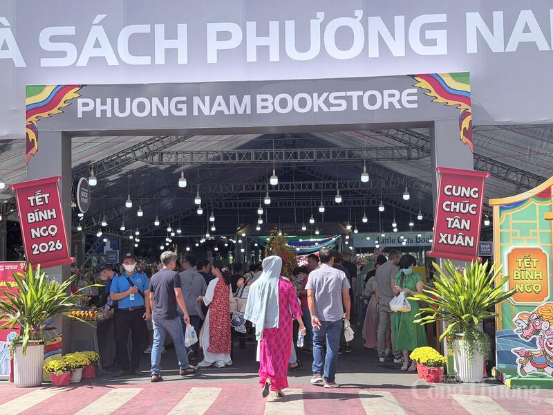 Theo Ban tổ chức, chỉ tính đến ngày 19/2 (mùng 3 Tết), doanh thu phát hành sách đã đạt gần 5 tỷ đồng, chưa bao gồm doanh thu từ các gian hàng nước uống và dịch vụ khác. Tổng số tựa sách bán ra đạt hơn 11.500 tựa, tương ứng hơn 40.700 bản sách. Doanh thu và sản lượng phát hành cho thấy sức mua và nhu cầu văn hóa đọc dịp đầu năm rất tích cực.