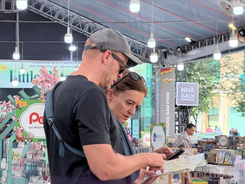 Cũng theo ghi nhận từ các nhà xuất bản và ban tổ chức, lượng khách quốc tế đến Đường sách tăng rõ rệt so với các năm trước và đặc biệt chú ý đến các bản chuyển ngữ của dòng sách về Chủ tịch Hồ Chí Minh.