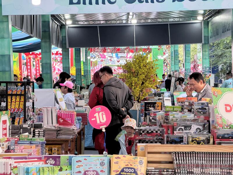 Ghi nhận thực tế của phóng viên Báo Công Thương, lượng khách đổ về đường sách vẫn đông đúc trong ngày cuối tuần, thể hiện sức hút của đường sách đối với người dân thành phố.