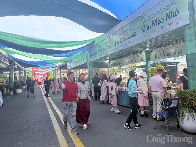 Lễ hội Đường sách Tết Bính Ngọ 2026 diễn ra từ 17h ngày 15/2 đến 22h ngày 22/2 (28 tháng Chạp đến mùng 6 Tết) với chủ đề “Xuân hội tụ - Vững bước vươn mình”. Đây là điểm hẹn văn hóa đặc sắc, đóng vai trò quan trọng trong việc quảng bá và lan tỏa văn hóa đọc tại TP. Hồ Chí Minh suốt hơn một thập kỷ qua.