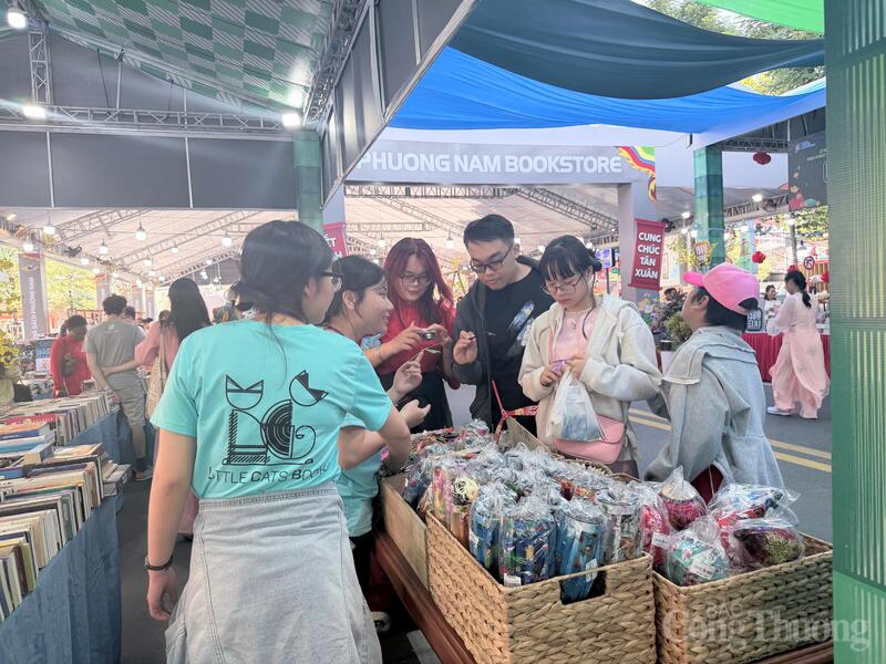 Các gian hàng đồ lưu niệm, quà tặng cũng thu hút đông đảo người dân đến trải nghiệm, mua sắm.