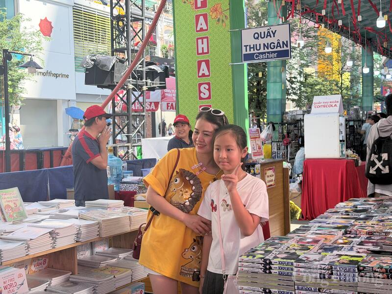 Nhiều em nhỏ được bố mẹ dẫn đi cùng, vừa tham quan, check-in, vừa mua sách những ngày đầu năm mới trong dịp Tết Nguyên đán 2026.