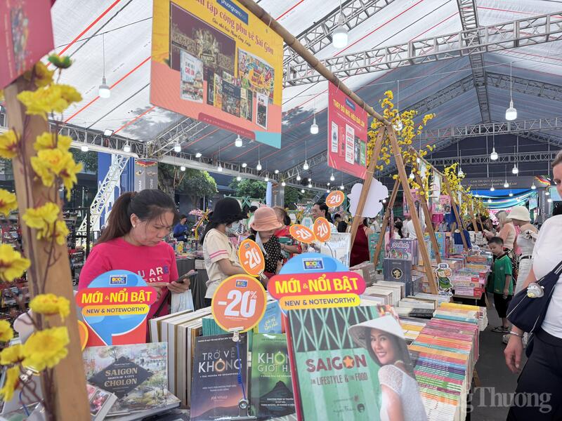 Nhiều loại sách được giảm giá sâu nhằm kích cầu mua sắm, đem lại trải nghiệm tích cực cho người dân