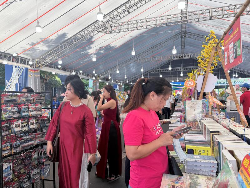 Đường sách Tết Bính Ngọ 2026 sẽ tiếp tục phục vụ người dân và du khách đến 22 giờ ngày 22/2/2026 (mùng 6 tháng Giêng).