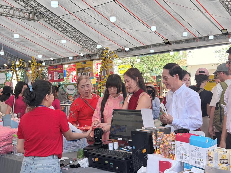 Các quầy thu ngân chật kín khách hàng thanh toán.
