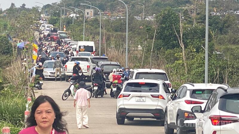 Đường lên khu di tích tháp Tường Long - chùa Tháp, phường Đồ Sơn, TP. Hải Phòng tắc cục bộ nhiều giờ sáng 21/2 (mùng 5 tết).