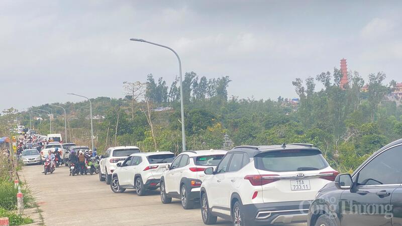 Hải Phòng: Tắc đường lên tháp Tường Long, nhiều du khách phải quay về - 1