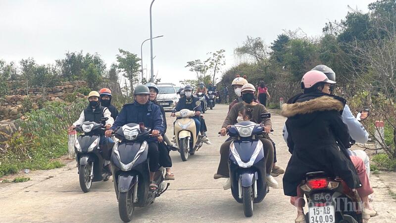 Nhiều phương tiện ô tô cá nhân và du khách vẫn di chuyển lên khu di tích du xuân mặc dù tắc đường cục bộ đoạn gần tháp.