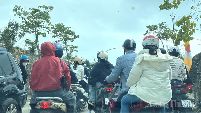 Nhiều du khách phải lựa chọn quay về do tắc đường cục bộ.